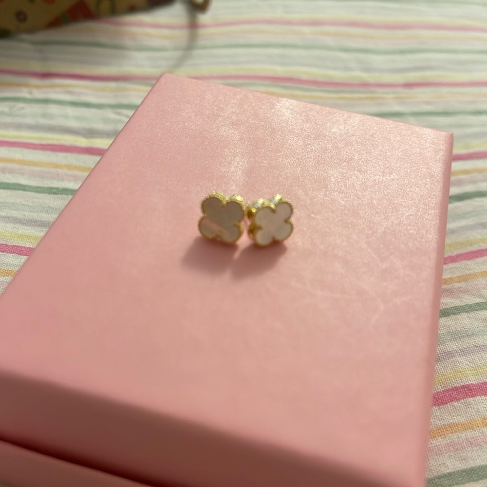 Clover Mother of Pearl Gold Stud Earrings *real gold*